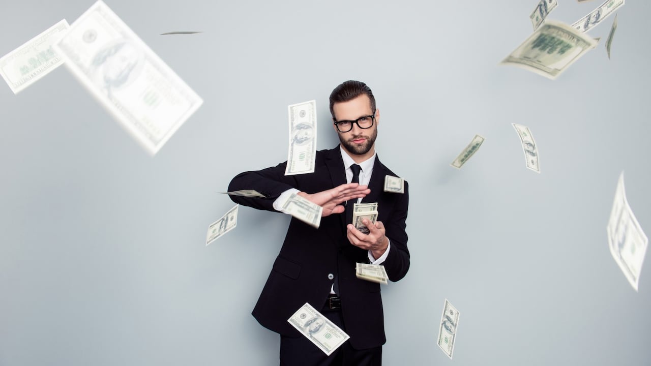 ¿Cómo funciona la regla de los 240 minutos que practican los ricos para ser más exitosos?