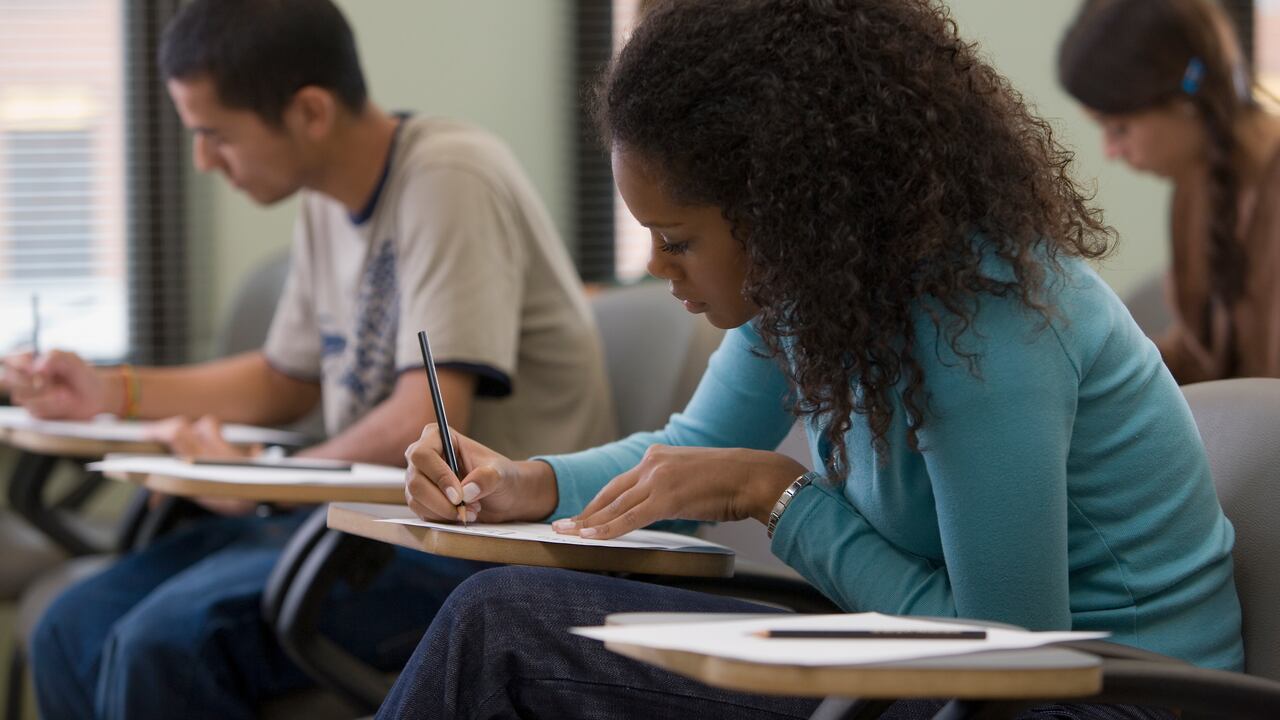 La Universidad cuenta con distintas becas y apoyos financieros para que los estudiantes puedan iniciar y culminar sus carreras.