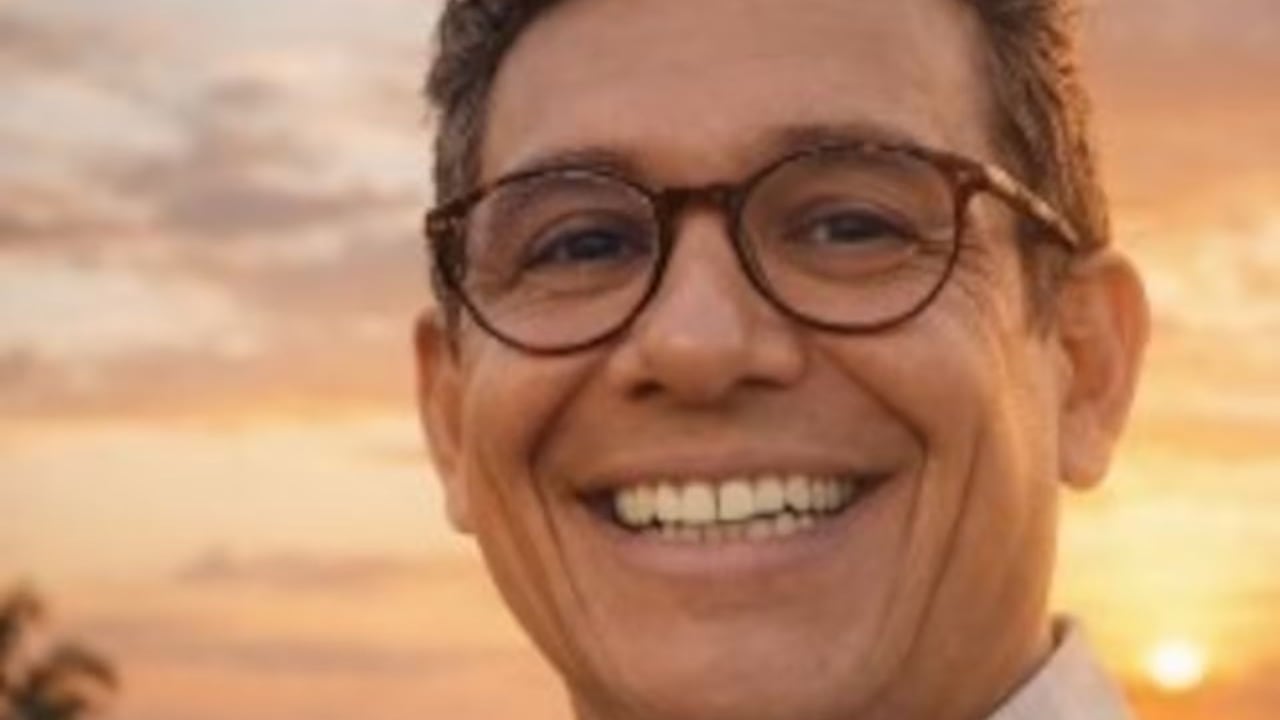 Manuel Venancio Fernández Arroyo es economista, asesor en finanzas públicas y privadas, y ensayista colombiano. Su trabajo se concentra en la relación entre poder, incentivos, decisión pública y límites institucionales, especialmente en escenarios donde la técnica y la política se cruzan. Ha trabajado en estructuración financiera, contratación pública, control, análisis económico y proyectos de inversión complejos. Paralelamente, ha desarrollado una línea de escritura ensayística orientada a desmontar narrativas técnicas vacías y discutir los costos de postergar decisiones estructurales. Es autor de libros como El Danubio desemboca en el Magdalena, Competir sin retórica, Catastro no es un mapa y El arte de no incendiar contratos públicos. Actualmente trabaja en nuevos ensayos sobre institucionalidad, economía territorial y cultura de decisión