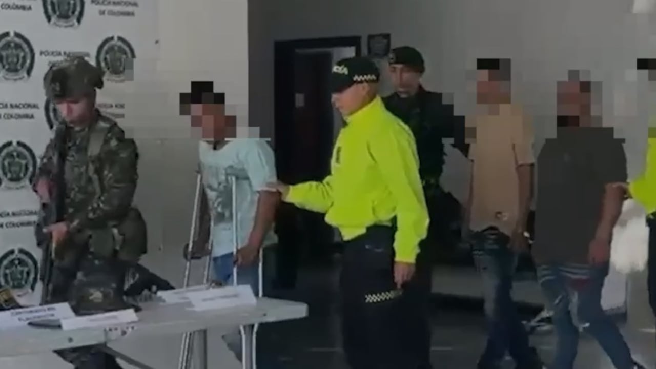 Tres presuntos integrantes del Frente 57 Yaír Bermúdez fueron capturados durante un allanamiento en la zona rural de Sevilla, Valle del Cauca.