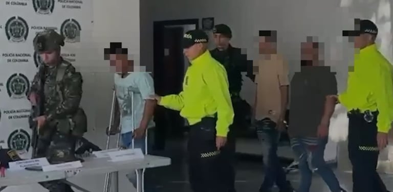 Tres presuntos integrantes del Frente 57 Yaír Bermúdez fueron capturados durante un allanamiento en la zona rural de Sevilla, Valle del Cauca.