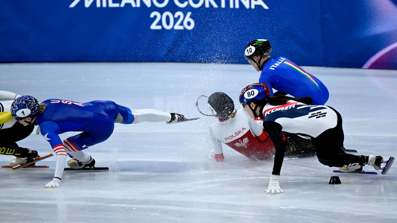 (De izq. a der.) Kristen Santos-Griswold de EE. UU., Kamila Sellier de Polonia y Arianna Fontana de Italia caen junto a Noh Do-hee de Corea del Sur mientras compiten en los cuartos de final de 1500 m femenino de patinaje de velocidad en pista corta durante los Juegos Olímpicos de Invierno Milano Cortina 2026 en el Milano Ice Skating Arena en Milán el 20 de febrero de 2026. (Foto de WANG Zhao / AFP)