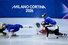 (De izq. a der.) Kristen Santos-Griswold de EE. UU., Kamila Sellier de Polonia y Arianna Fontana de Italia caen junto a Noh Do-hee de Corea del Sur mientras compiten en los cuartos de final de 1500 m femenino de patinaje de velocidad en pista corta durante los Juegos Olímpicos de Invierno Milano Cortina 2026 en el Milano Ice Skating Arena en Milán el 20 de febrero de 2026. (Foto de WANG Zhao / AFP)