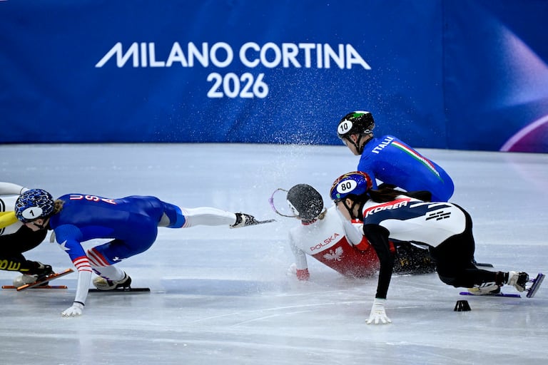 (De izq. a der.) Kristen Santos-Griswold de EE. UU., Kamila Sellier de Polonia y Arianna Fontana de Italia caen junto a Noh Do-hee de Corea del Sur mientras compiten en los cuartos de final de 1500 m femenino de patinaje de velocidad en pista corta durante los Juegos Olímpicos de Invierno Milano Cortina 2026 en el Milano Ice Skating Arena en Milán el 20 de febrero de 2026. (Foto de WANG Zhao / AFP)
