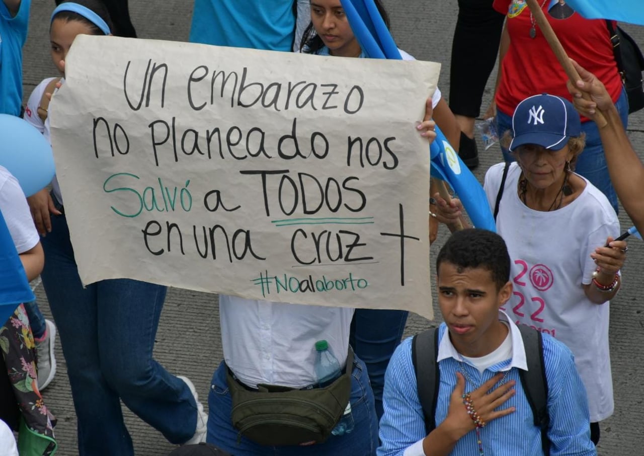 Con pancartas alusivas al derecho a la vida, música y portando camisetas azules, los participantes caminaron desde el Parque de llas Banderas hata la Plaza de San Francisco. Foto Raúl Palacios, El País.