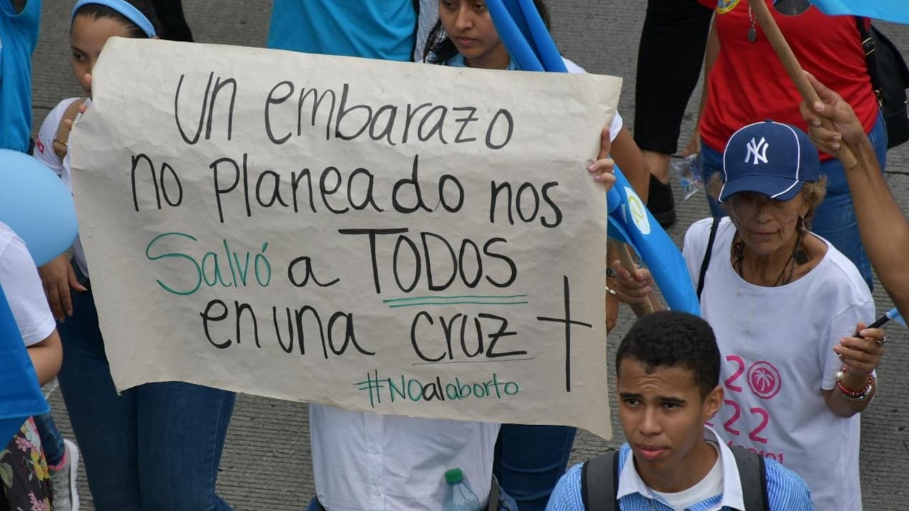Con pancartas alusivas al derecho a la vida, música y portando camisetas azules, los participantes caminaron desde el Parque de llas Banderas hata la Plaza de San Francisco. Foto Raúl Palacios, El País.