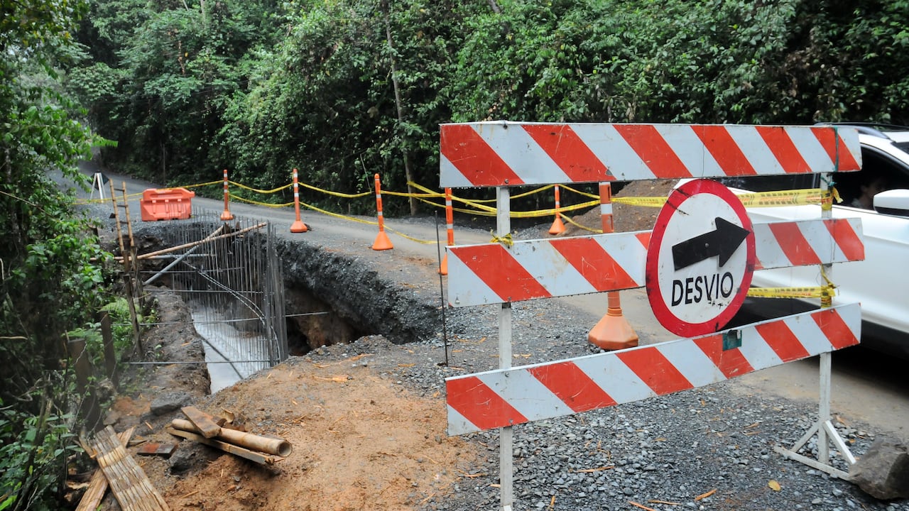 Cali: Paso intermitente con pare y siga en la construcción de las obras de 900 metros lineales que están ubicados en el corregimiento de Los Andes, específicamente entre el sector de Ventiaderos y el puente sobre el río Pichindé, de la Vuelta a Occidente. Fueron 3 kilómetros que, en la primera fase, se hicieron 2,1 kilómetros y ahora se trabaja en los 900mt donde termina lo pavimentado hasta el puente Sofía”, foto José L Guzmán. El País