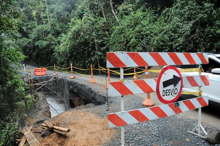 Cali: Paso intermitente con pare y siga en la construcción de las obras de 900 metros lineales que están ubicados en el corregimiento de Los Andes, específicamente entre el sector de Ventiaderos y el puente sobre el río Pichindé, de la Vuelta a Occidente. Fueron 3 kilómetros que, en la primera fase, se hicieron 2,1 kilómetros y ahora se trabaja en los 900mt donde termina lo pavimentado hasta el puente Sofía”, foto José L Guzmán. El País