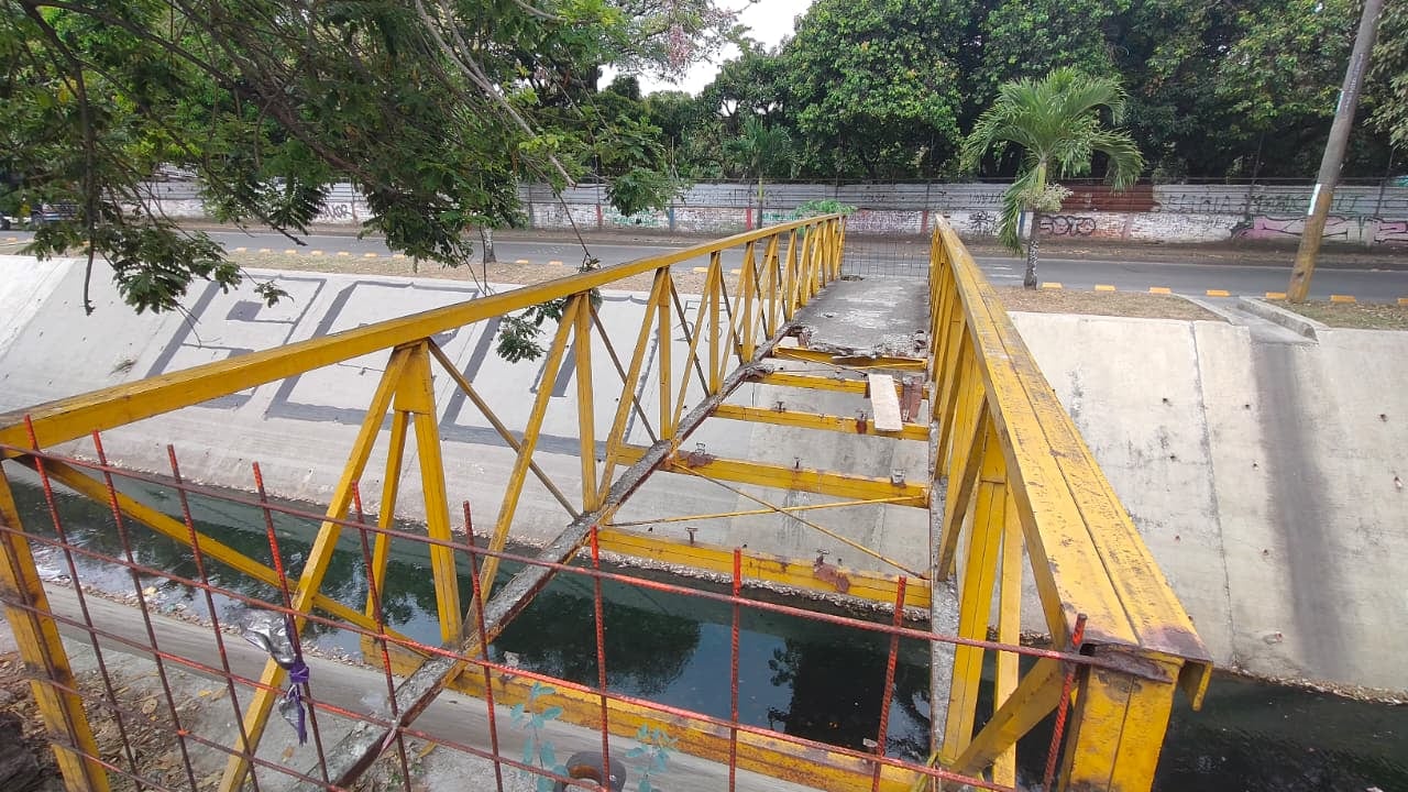 El puente peatonal de la Carrera 39 con Calle 18 permanece cerrado por su mal estado, situación que obliga a los habitantes a buscar rutas alternas para movilizarse.
