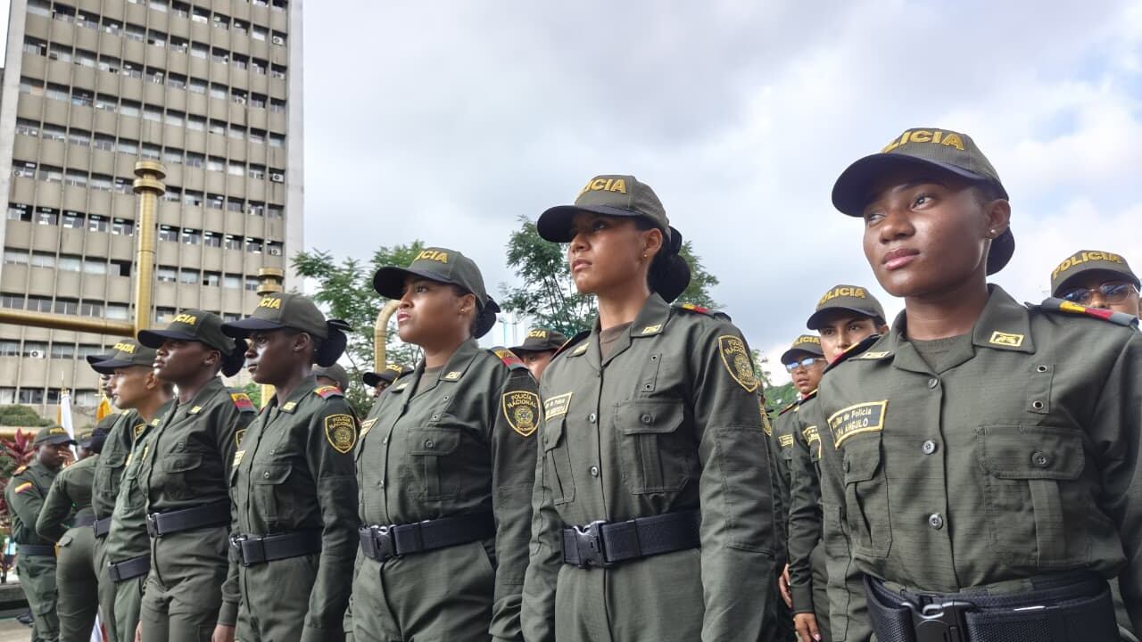 Ceremonia de juramento a la bandera de 120 auxiliares de Policía y la entrega por parte del Distrito de 40 radios de comunicación y 5 vehículos para el patrullaje policial.