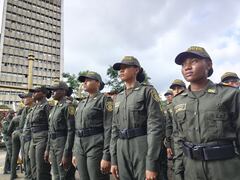 Ceremonia de juramento a la bandera de 120 auxiliares de Policía y la entrega por parte del Distrito de 40 radios de comunicación y 5 vehículos para el patrullaje policial.