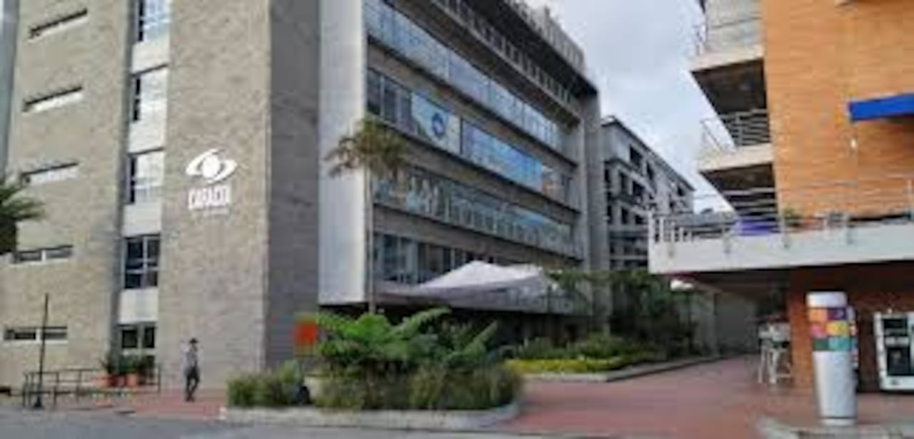 Sede de Caracol Televisión en Bogotá, donde se habrían desarrollado los hechos denunciados por al menos cinco comunicadoras que señalan un entorno de acoso sistemático.