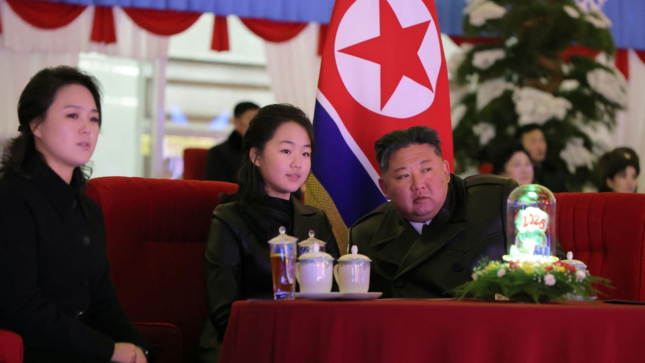El líder norcoreano Kim Jong-un elogió a sus tropas que luchan en el extranjero por forjar una "alianza invencible" con Rusia en un mensaje de Año Nuevo