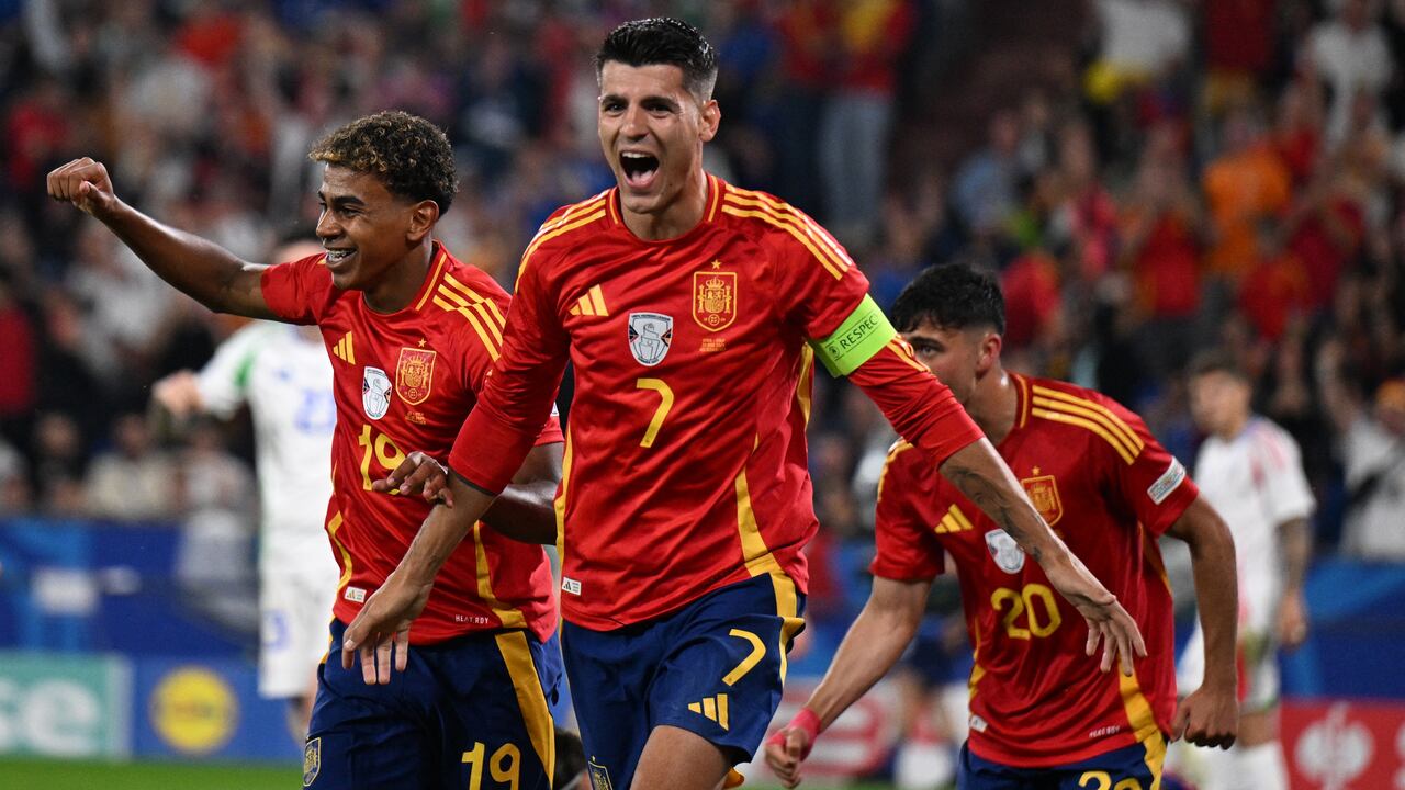 El delantero español #19 Lamine Yamal y el delantero español #07 Alvaro Morata celebran después de que el defensor italiano #05 Riccardo Calafiori anota un gol en propia meta.