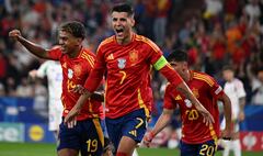 El delantero español #19 Lamine Yamal y el delantero español #07 Alvaro Morata celebran después de que el defensor italiano #05 Riccardo Calafiori anota un gol en propia meta.