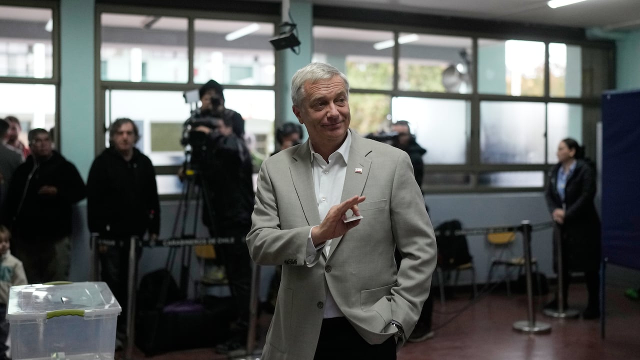 José Antonio Kast, candidato presidencial del Partido Republicano, vota durante la segunda vuelta de las elecciones presidenciales en Santiago, Chile.