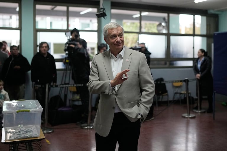 José Antonio Kast, candidato presidencial del Partido Republicano, vota durante la segunda vuelta de las elecciones presidenciales en Santiago, Chile.