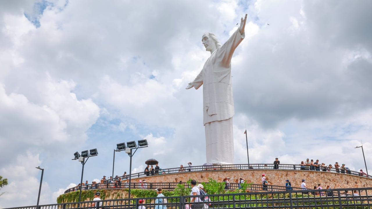Cientos de personas visitaron este Jueves Santo el monumento a Cristo Rey en Cali