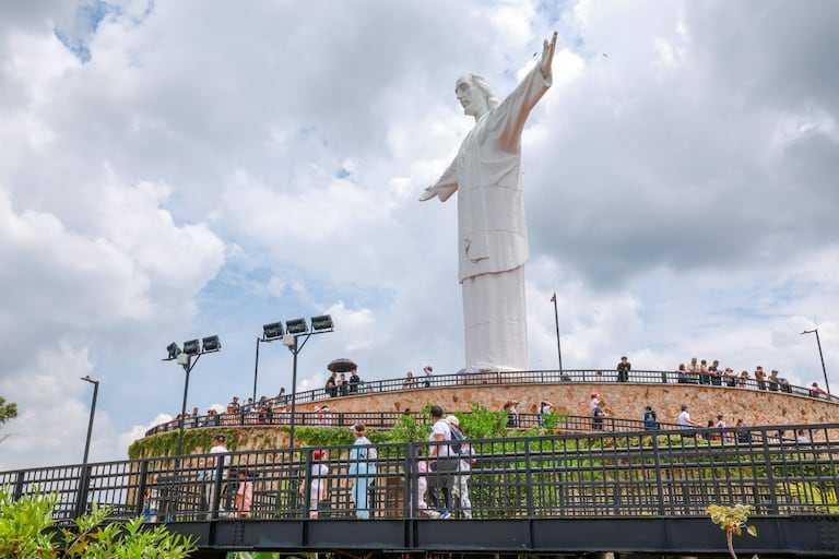 Cientos de personas visitaron este Jueves Santo el monumento a Cristo Rey en Cali