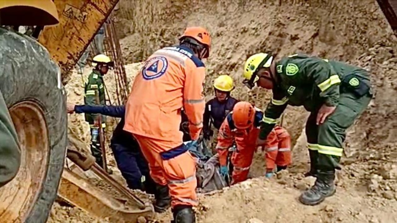 Los tres obreros fueron rescatados por Defensa Civil Atlántico y Operaciones Especiales de la Policía, dos de ellos murieron