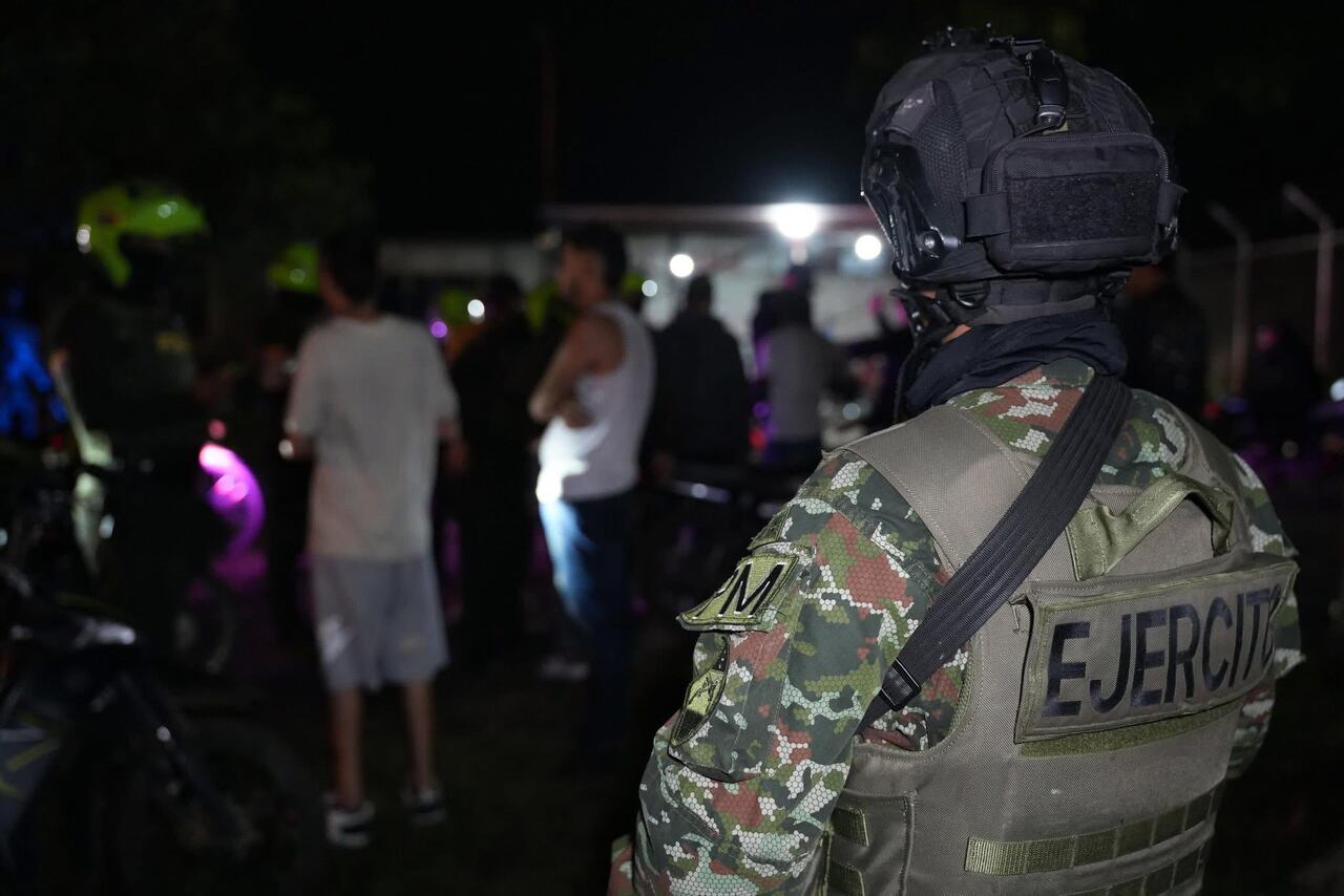 En las imágenes se pueden observar a soldados haciendo labores de vigilancia en esquinas de las calles de Cali con un fusil a la mano.