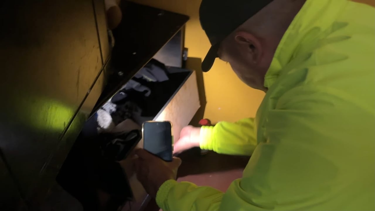 Dos hombres fueron capturados y un menor de edad aprehendido en un operativo de investigación e inteligencia policial, por su presunta participación en el lanzamiento de una granada de fragmentación contra la subestación de Policía Jamondino.
