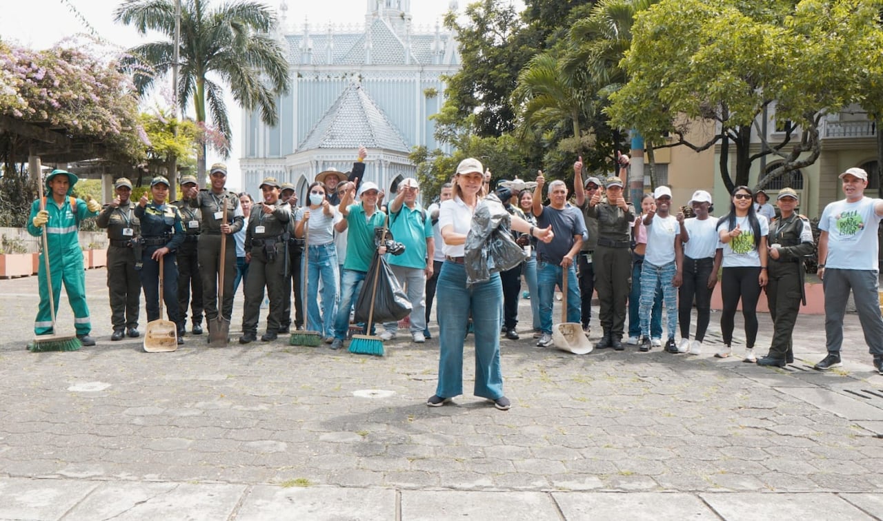 La jornada incluyó labores de limpieza, mantenimiento de zonas verdes y recuperación estética del parque.