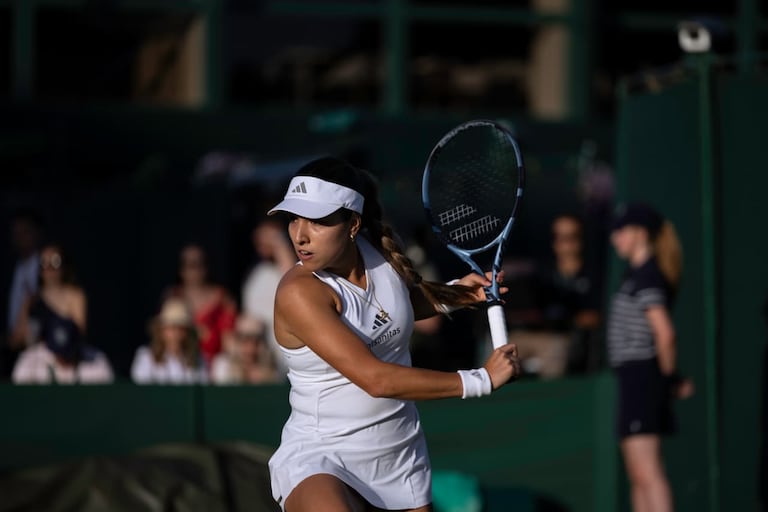 Camila Osorio, tenista colombiana en acción.