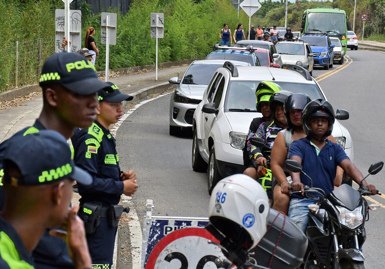 Los caleños que no salieron de la ciudad para disfrutar del puente festivo de los primeros días de julio, aprovecharon para disfrutar de una de las atracciones icónicas de la ciudad, como es realizar el clásico paseo al río Pance; sin embargo, el tráfico es uno de los problemas que se presentan en este ‘parche’. Fotos Raúl Palacios / El Pais / 3 de Julio del 2023 Cali.