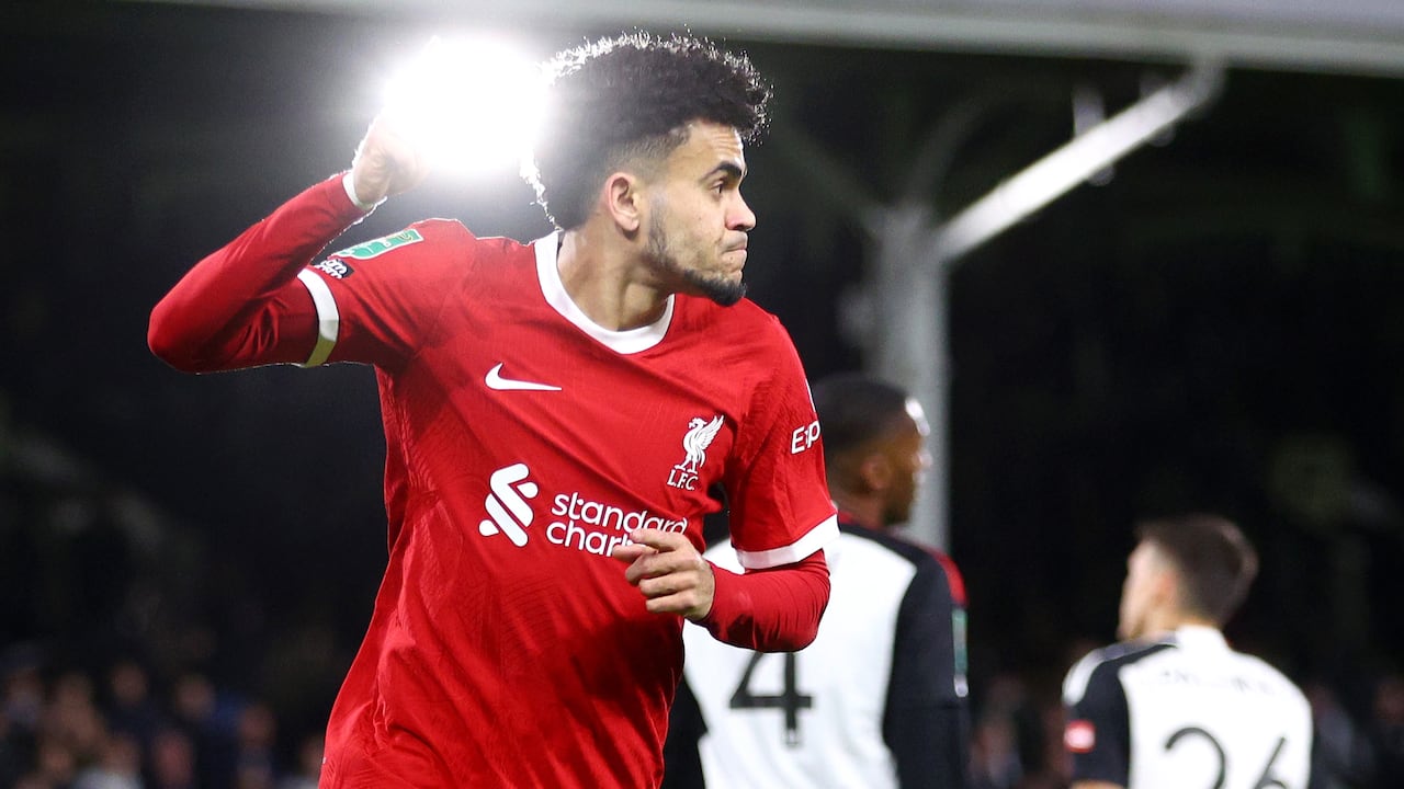 Luis Díaz celebrando su anotación contra el Fulham por la EFL Cup.