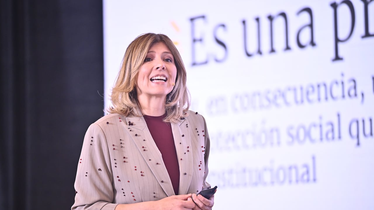 Adriana Guillén, presidenta ejecutiva de Asocajas, afirmó que el sistema de salud colombiano adeuda $3,5 billones a las cajas de compensación familiar, de los cuales $2,8 billones corresponderían a obligaciones antiguas. La dirigente señaló que el gremio trabaja con el Ministerio de Salud para buscar una solución al rezago financiero.