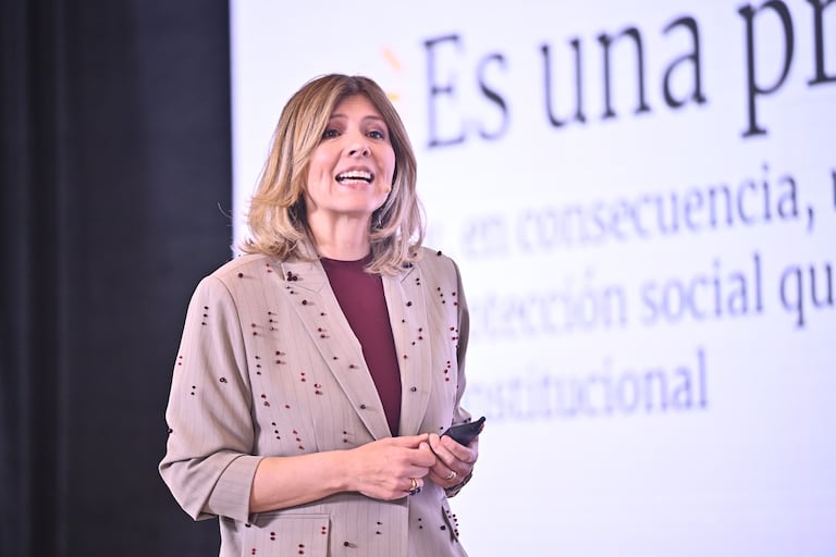 Adriana Guillén, presidenta ejecutiva de Asocajas, afirmó que el sistema de salud colombiano adeuda $3,5 billones a las cajas de compensación familiar, de los cuales $2,8 billones corresponderían a obligaciones antiguas. La dirigente señaló que el gremio trabaja con el Ministerio de Salud para buscar una solución al rezago financiero.
