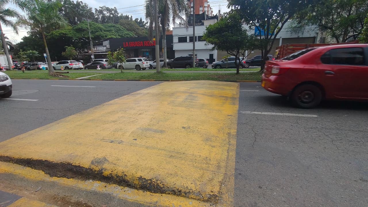 Ciudadanos reportan que los resaltos carecerían de señalización visible para advertir a conductores y motociclistas, especialmente durante los recorridos nocturnos.