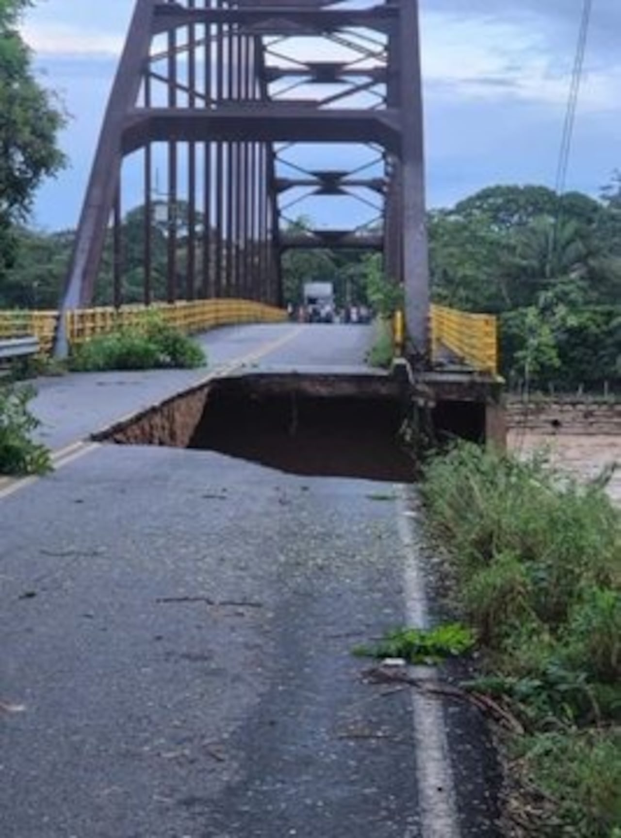 Desbordamiento de ríos provoca el aislamiento de Arauca por graves daños en las carreteras