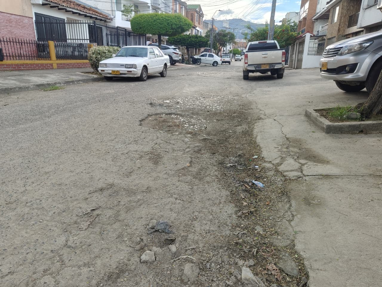 El mal estado de la vía ha generado riesgos para peatones y adultos mayores, quienes deben transitar entre huecos y zonas sin pavimentar.