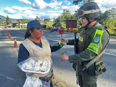 En el marco del Día de las Madres, Policías salieron a varios puntos de la Panamericana con un objetivo claro: rendir homenaje a las madres caucanas, compartiendo una rosa.