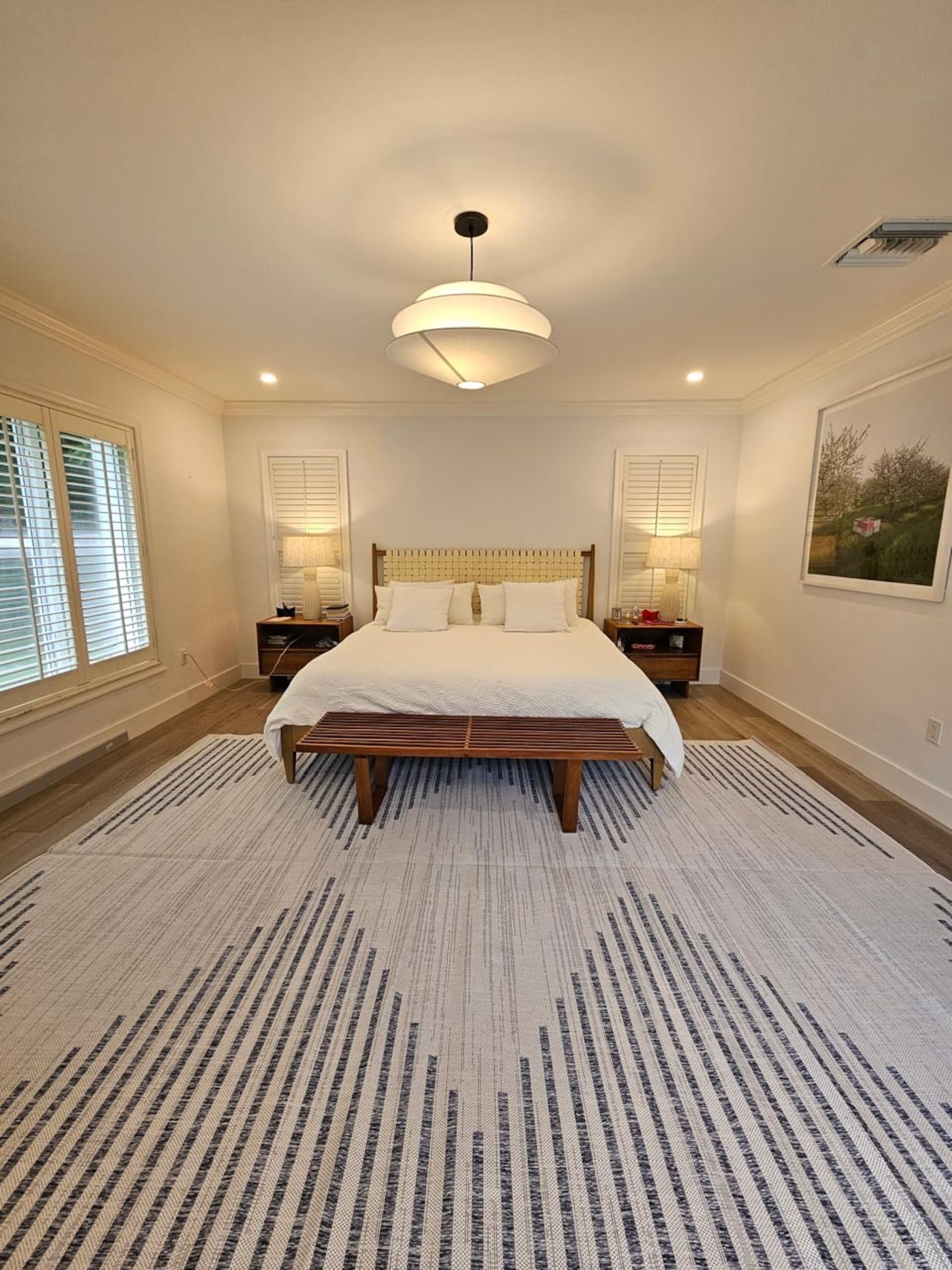 Para la habitación basta una cama cómoda con espaldar y un tapete que aporte calidez. Tonalidades suaves que inviten al descanso.