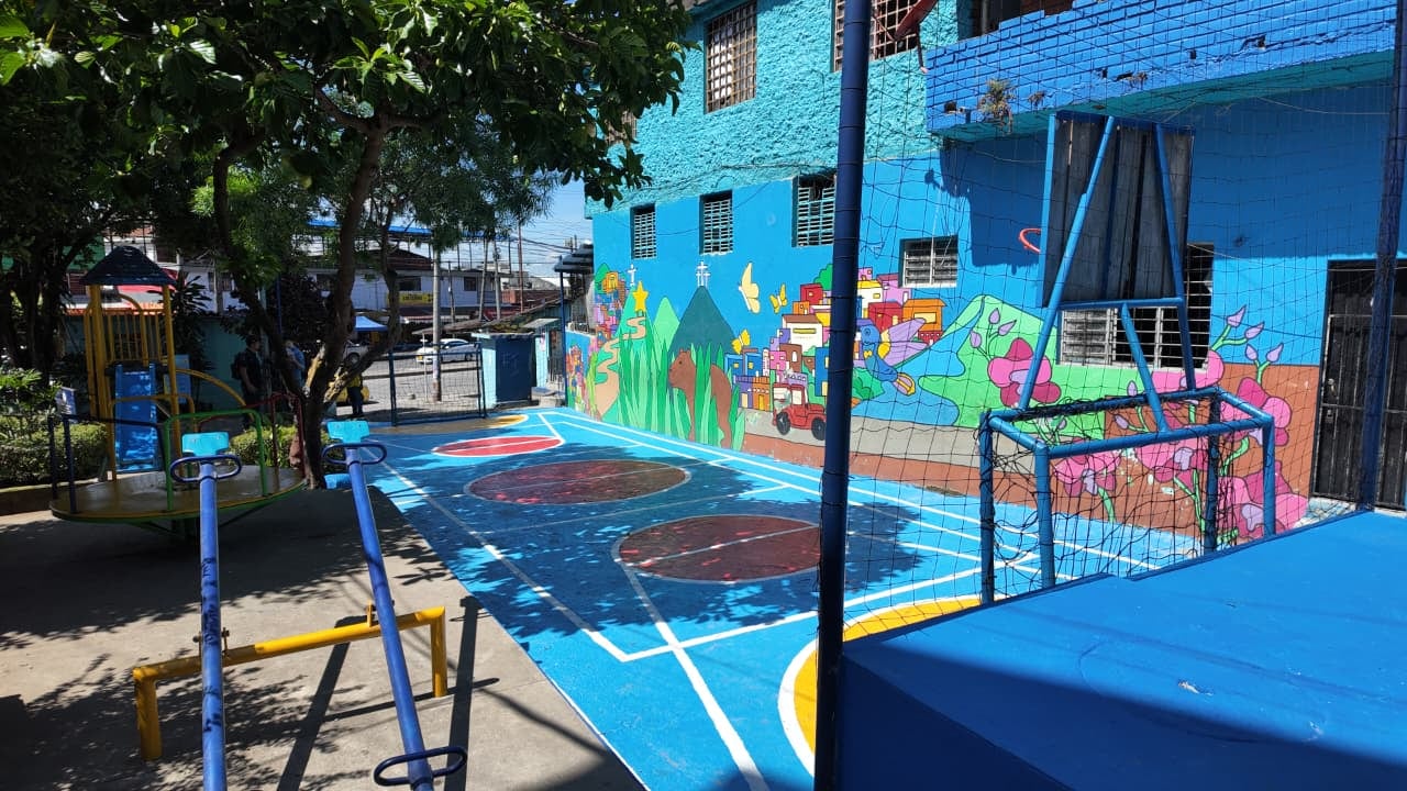 Cancha deportiva y comunitaria donde se realizan diversas actividades de esparcimiento para ofrecer entornos confortables a los niños del sector.