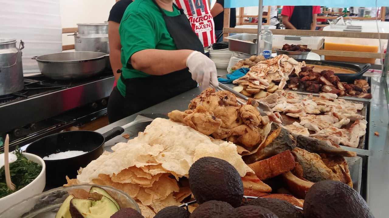 Las cocineras tradicionales del barrio Bolívar están presentes en esta especie de congreso gastronómico, manteniendo viva la tradición entre las comunidades y turistas.