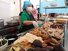 Las cocineras tradicionales del barrio Bolívar están presentes en esta especie de congreso gastronómico, manteniendo viva la tradición entre las comunidades y turistas.