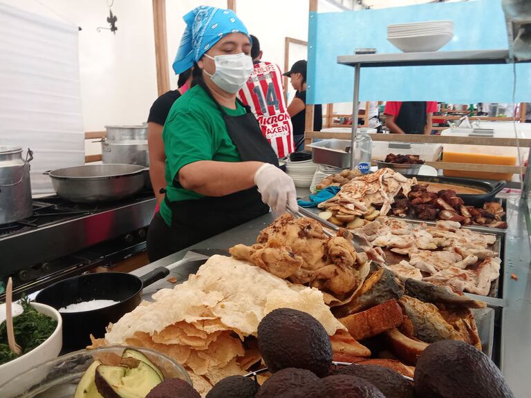 Las cocineras tradicionales del barrio Bolívar están presentes en esta especie de congreso gastronómico, manteniendo viva la tradición entre las comunidades y turistas.
