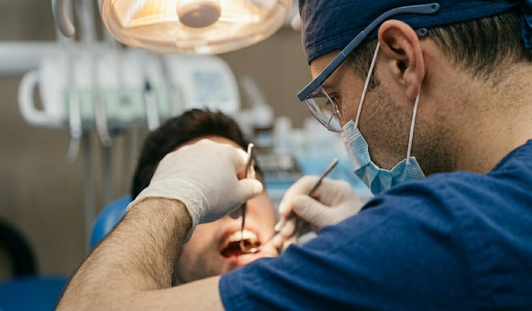 Hombre habría utilizado su profesión como odontólogo para encubrir actividades ilícitas.