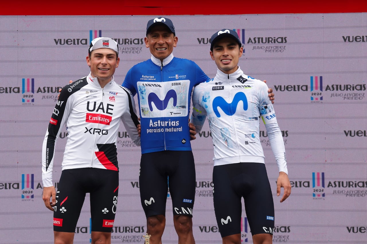 De izquierda a derecha: Adrià Pericas, Nairo Quintana y Diego Pescador, en el podio de la Vuelta a Asturias 2026.