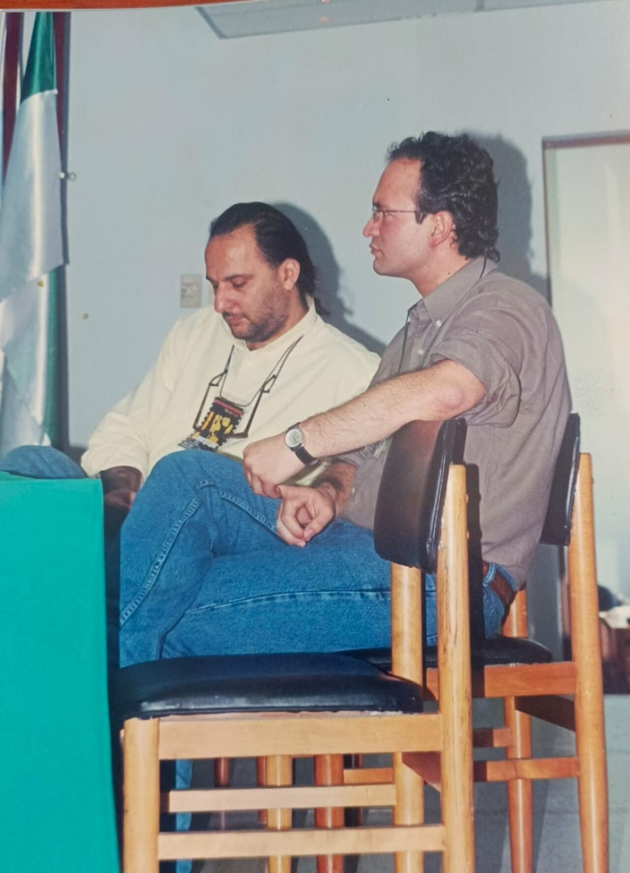 Felipe Aljure y Julián David Correa, de la Dirección de Cinematografía de Minicultura. Conferencistas Segunda Semana del Cine Colombiano. Año 2000