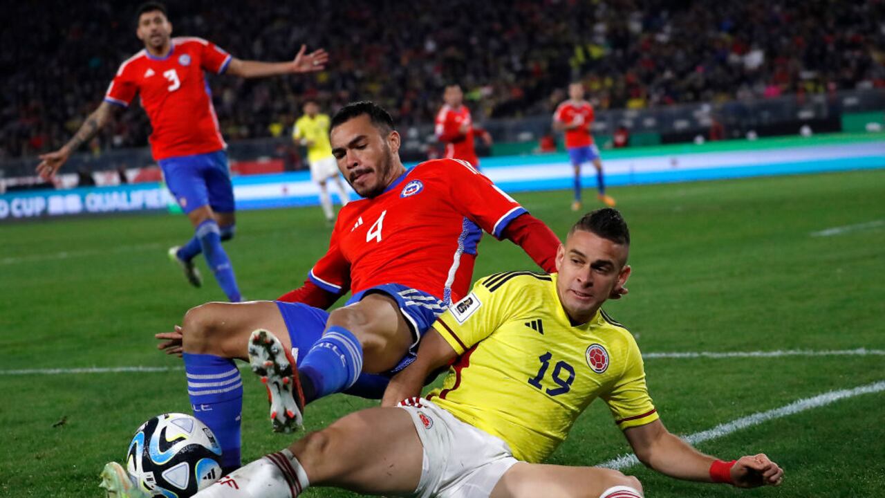 SANTIAGO, CHILE - SEPTEMBER 12: Gabriel Suazo competes for the ball with Rafael Santos Borre of Colombia during a FIFA World Cup 2026 Qualifier match between Chile and Colombia at Estadio Monumental David Arellano on September 12, 2023 in Santiago, Chile. (Photo by Marcelo Hernandez/Getty Images)