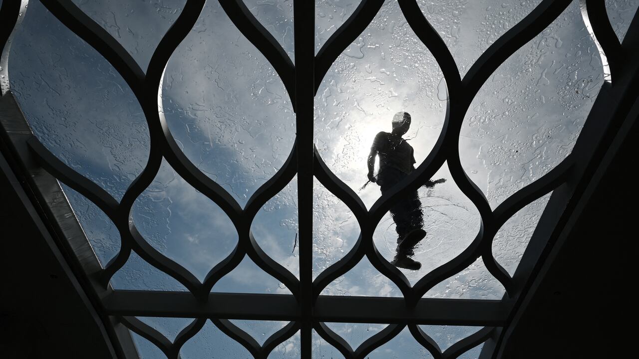 Un trabajador repara el techo de un paso subterráneo para peatones en Beijing el 22 de julio de 2023.