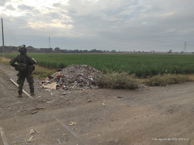 Integrantes de las Fuerzas Militares y de la Policía patrullan y custodian el río Cauca como parte del esquema de seguridad desplegado en Cali previa a la toma de juramento del presidente Abelardo De la Espriella y el vicepresidente José Manuel Restrepo.