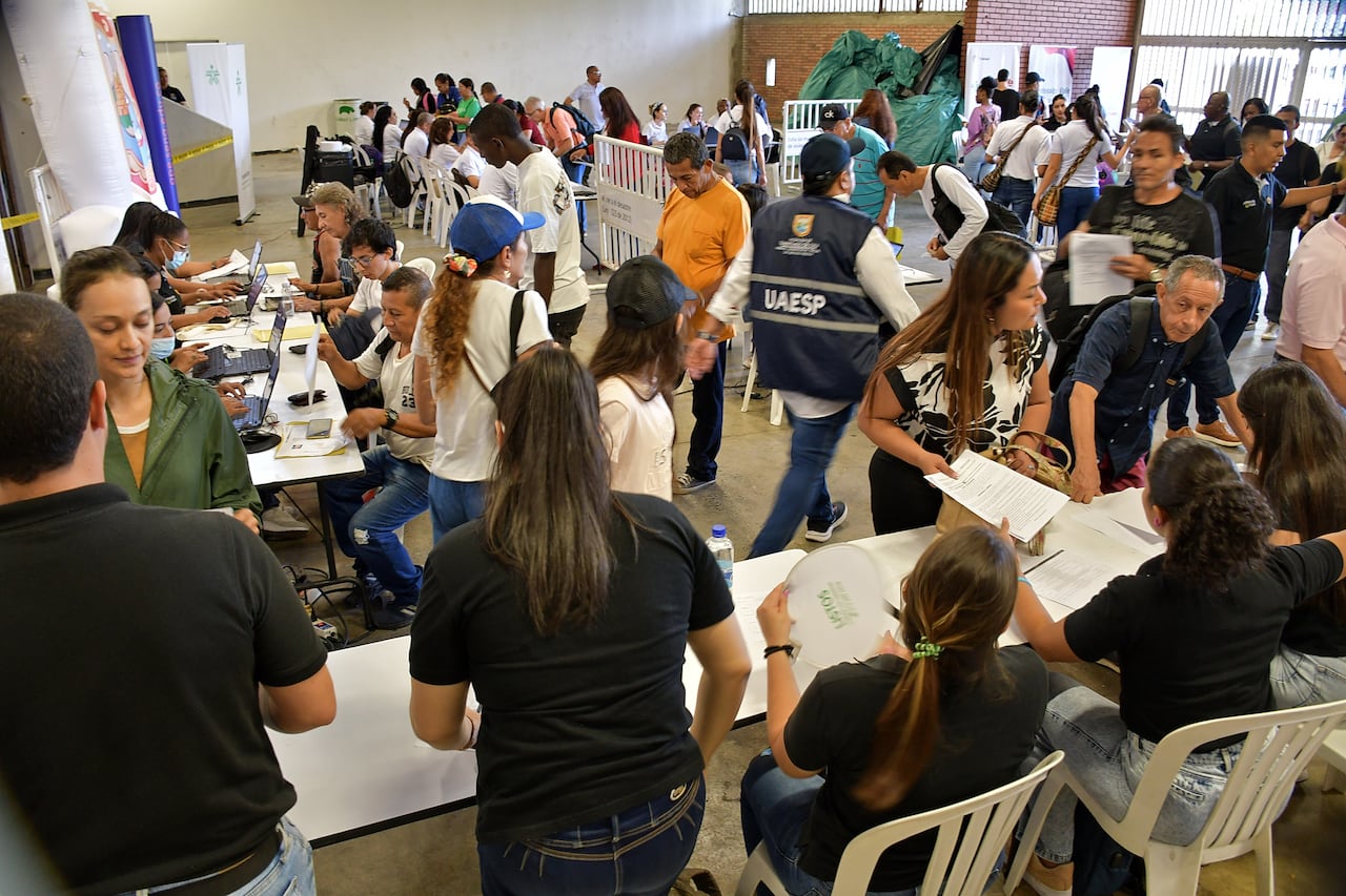 Con miras a cumplir la meta de crear 1000 empleos en Cali, este miércoles, 22 de mayo, se dio inicio a la feria de empleo en la ciudad, la cual, hasta ahora, ha recibido a más de 1200 personas. Fotos Raúl Palacios / El Pais / 22 de Mayo 22 del 2023 Cali.
