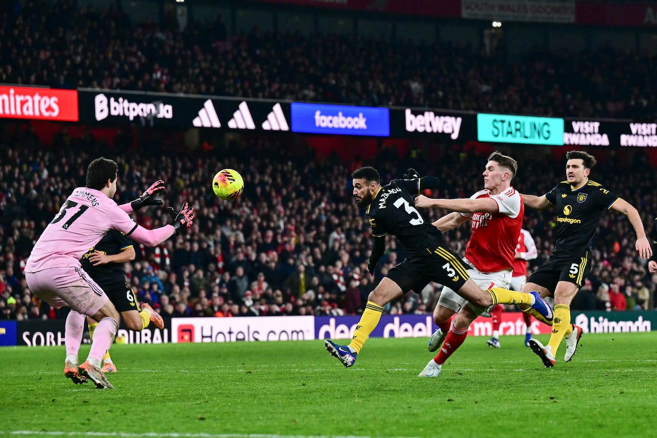 El portero belga #31 del Manchester United, Senne Lammens (izq.), agarra el balón mientras el defensa marroquí #03 del Manchester United, Noussair Mazraoui (3.º der.), y el defensa inglés #05 del Manchester United, Harry Maguire (der.), defienden contra el delantero sueco #14 del Arsenal, Viktor Gyokeres (2.º der.), durante el partido de la Premier League inglesa entre el Arsenal y el Manchester United en el Emirates Stadium en Londres el 25 de enero de 2026. (Foto de Ben STANSALL / AFP)