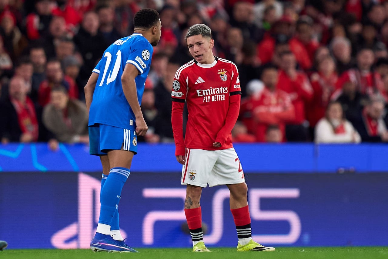 Momento en el que Gianluca Prestianni (centro) del Benfica discute con Kylian Mbappé (izq.) del Real Madrid.